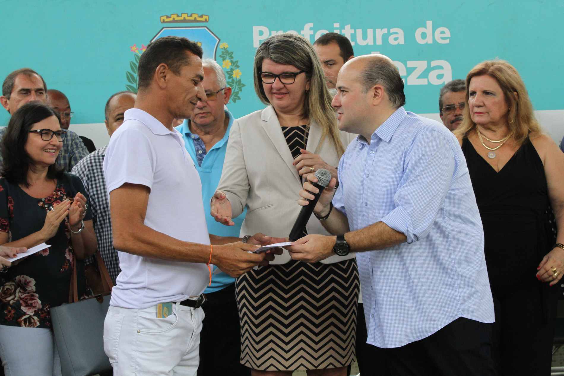 prefeito roberto claudio no palco da inauguração do centro especializado